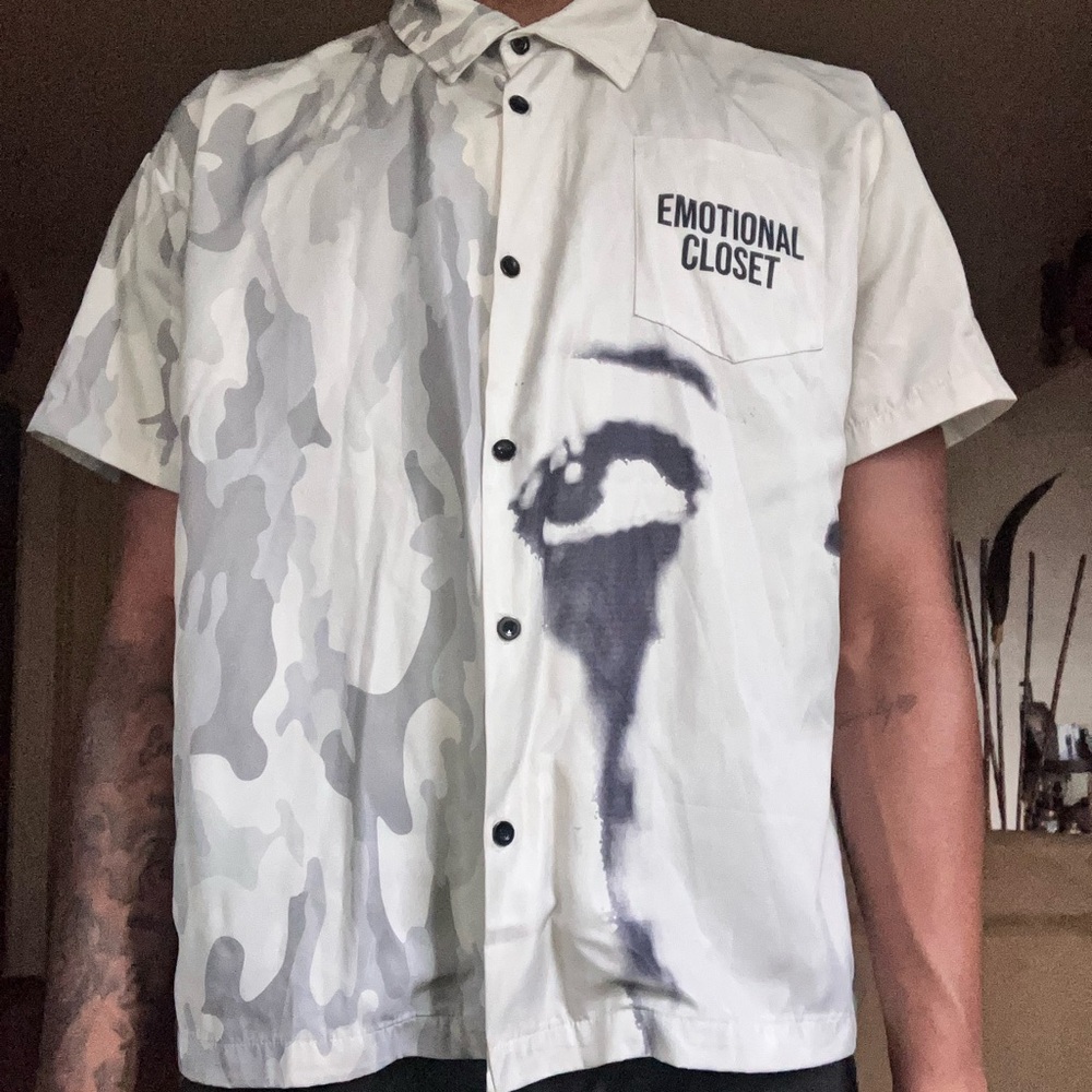 Men's Gray and White Shirt